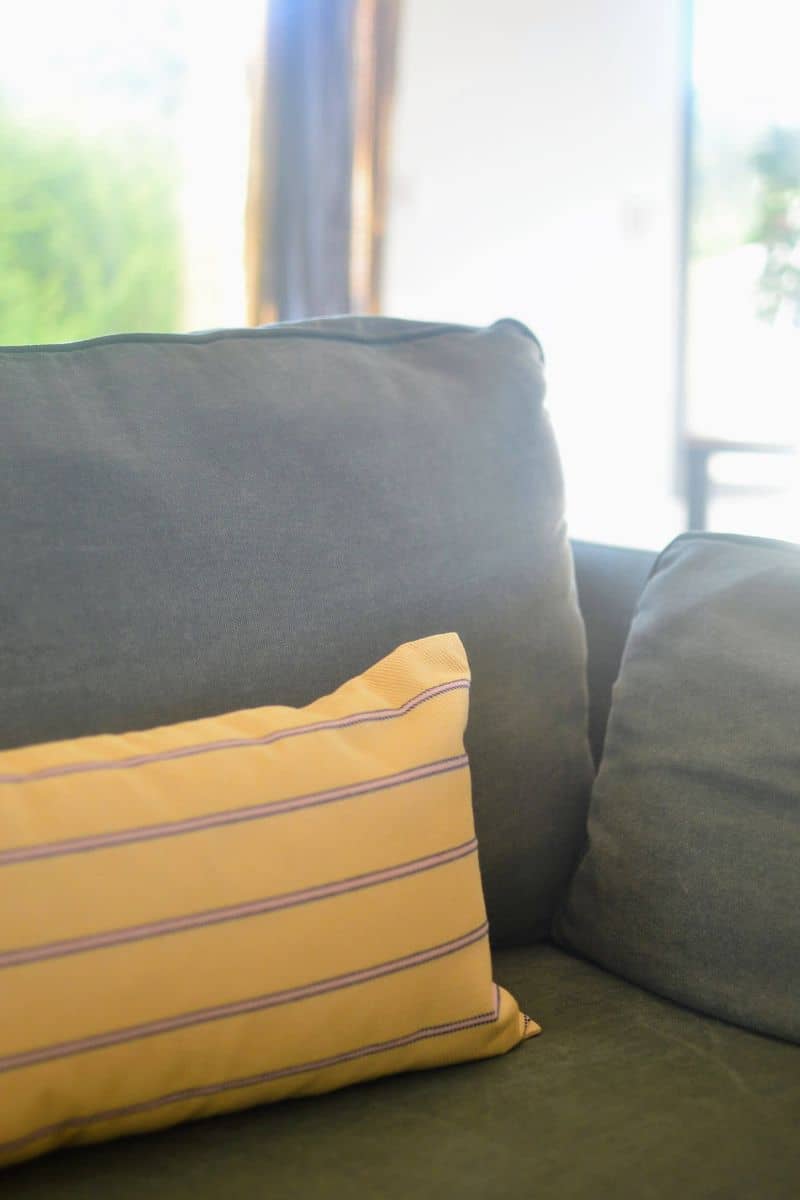 coussin décoratif jaune rayé fabriqué en France